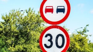 Panneaux de signalisation routière