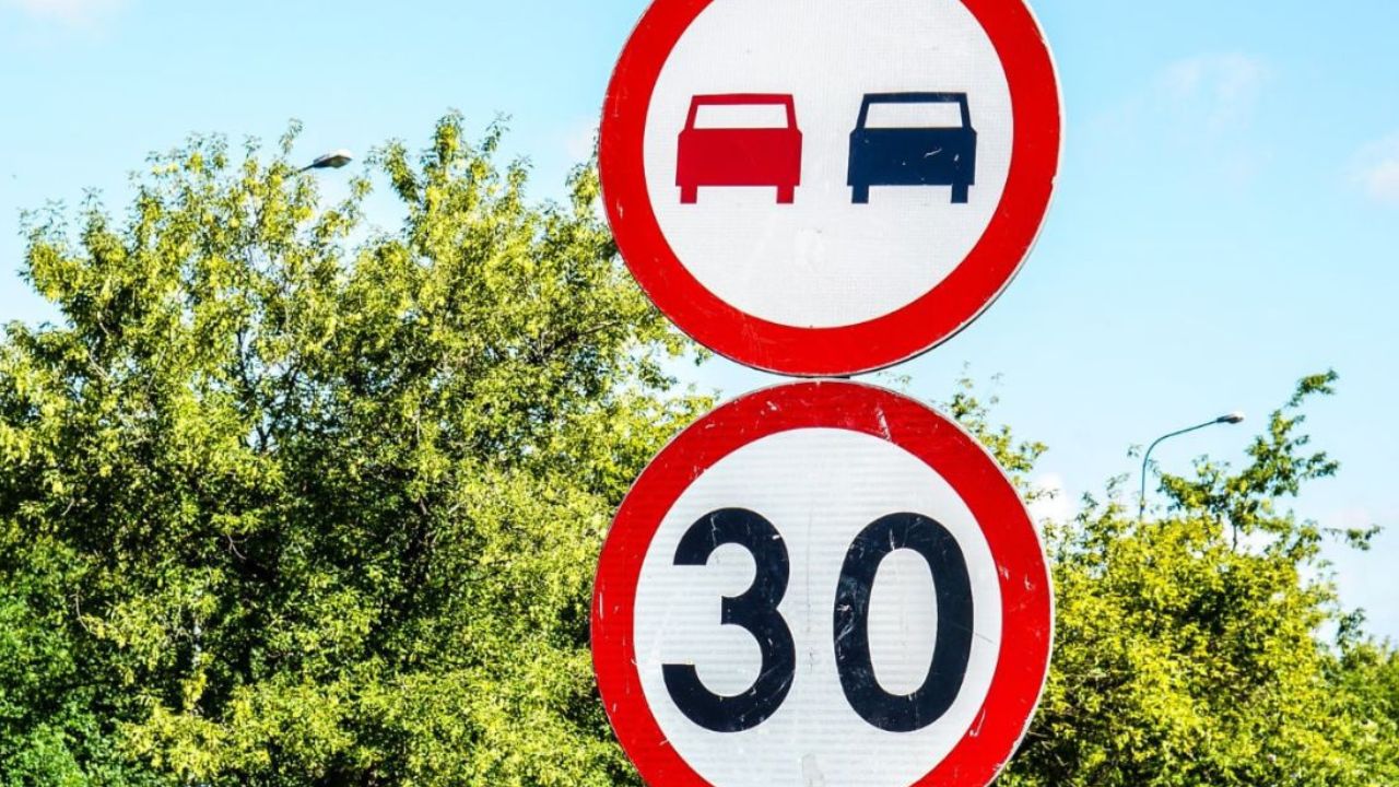 Panneaux de signalisation routière